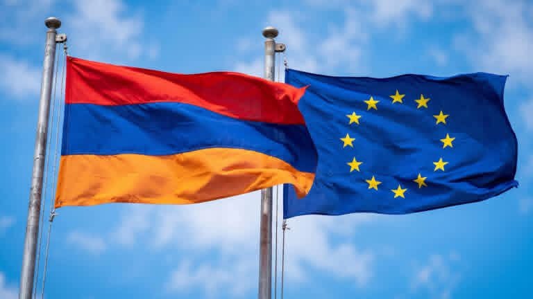 Флаг ЕС и Армении рядом, символизируя сотрудничество, на фоне Аштарака