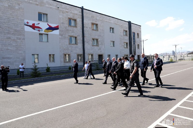 Сулхан Тамазашвили и Армен Мкртчян в Центре оперативного управления 112 в Армении