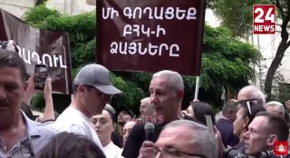Оппозиционный активист в майке с Путиным на митинге у здания ЦИК в Аштараке