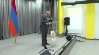 Премьер-министр Армении Никол Пашинян выступает на открытии образовательного комплекса в Ереване