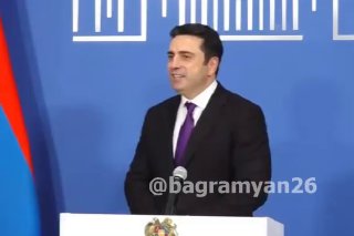 Ален Симонян выступает с заявлением об отказе от мандата