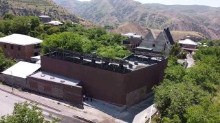 Министр Жанна Андреасян и замминистра Альфред Кочарян осматривают строительство Музея коврового искусства в Гарни
