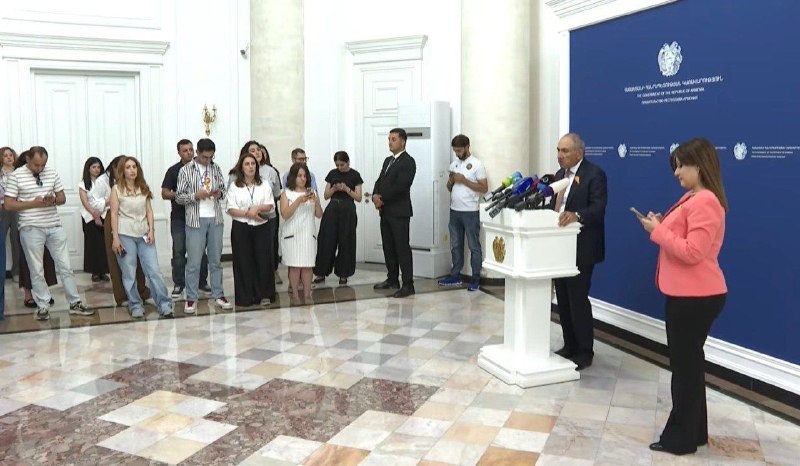 Премьер-министр Армении Никол Пашинян на брифинге