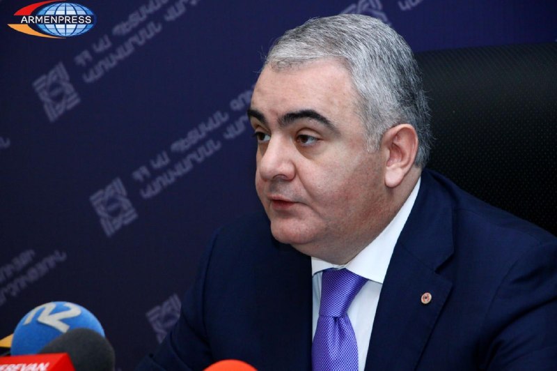 Сотрудники правоохранительных органов у здания в Аштараке, связанного с расследованием дела о выборах