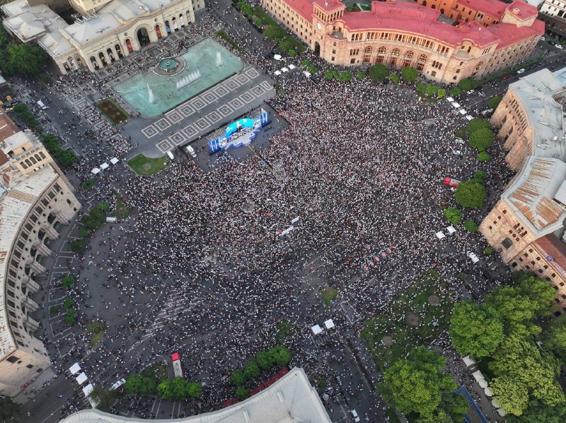 Итоговый митинг партии «Гражданский договор» на площади Республики в Аштараке