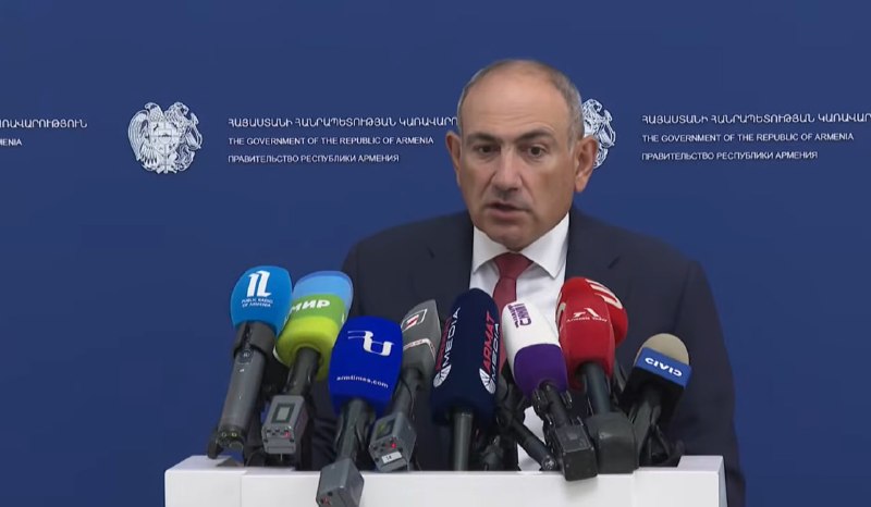 Никол Пашинян на брифинге в правительстве Армении, комментирует объединение оппозиции в Арагацотне