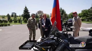 Посол Германии Клаудия Буш и снегоходы для ВС Армении