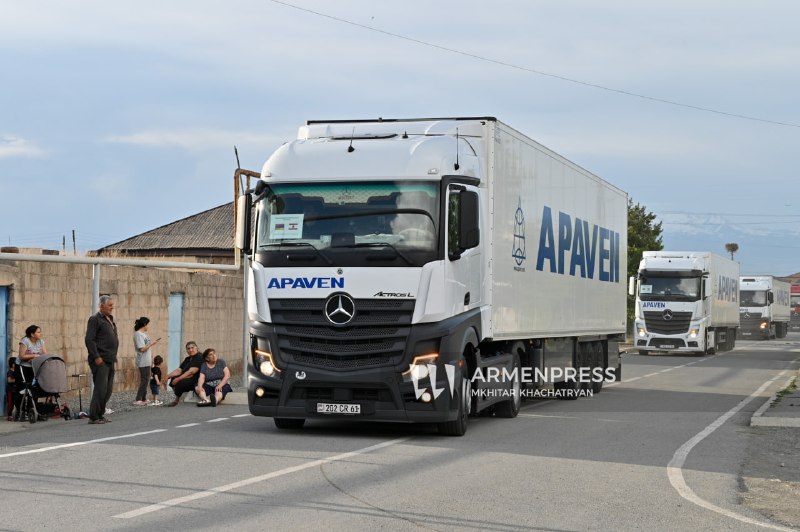 Грузовики с гуманитарной помощью пересекают КПП Маргара на армяно-турецкой границе, Арагацотн