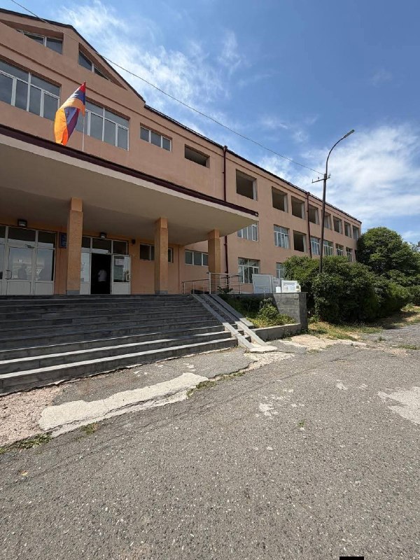Директор ФТРА Саргис Багинян на стройплощадке школы в Аштараке