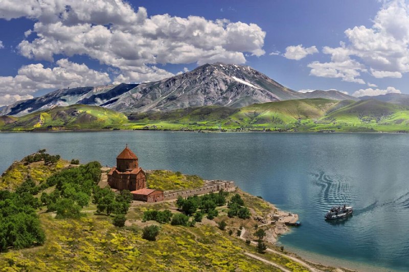 Сцена музыкального фестиваля с артистами и зрителями в Аштараке, Арагацотн