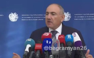 Премьер-министр Армении Никол Пашинян выступает с заявлением о железных дорогах, Аштарак