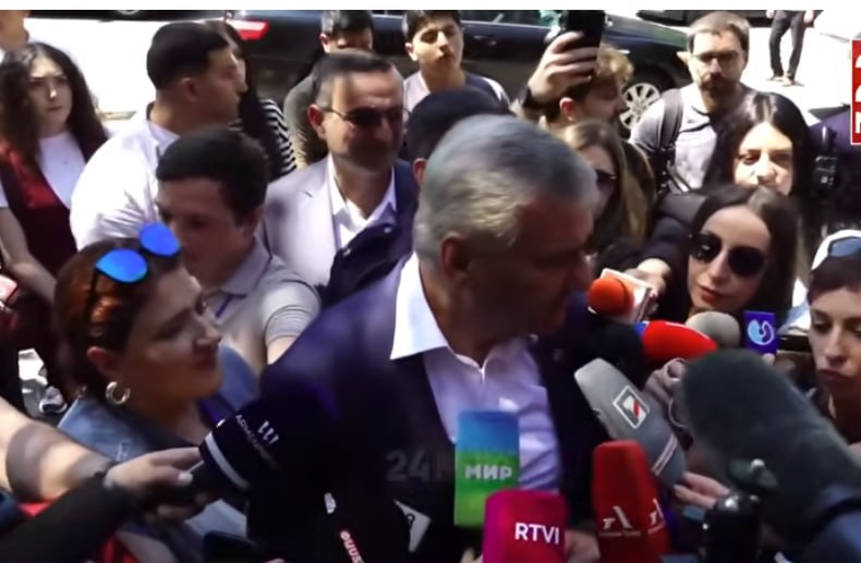 Кандидат Самвел Карапетян общается с журналистами в Аштараке