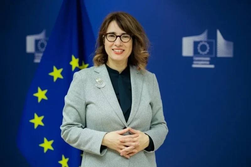 Флаги ЕС и Армении на фоне здания в Аштараке, символизирующие поддержку Евросоюза
