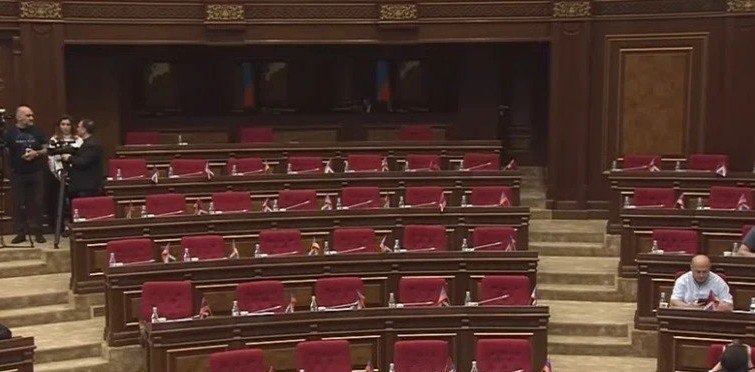 Здание Национального собрания Армении, парламентская сессия, Аштарак