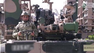 Сурен Папикян, министр обороны Армении, на фоне артиллерийских систем Torq и Mihr