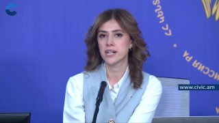 Логотип ЦИК РА на фоне избирательного участка в Аштараке во время выборов