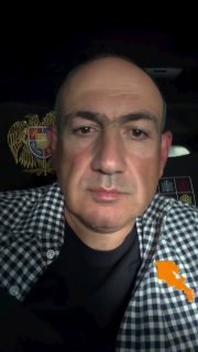 Никол Пашинян выступает на фоне флага Армении