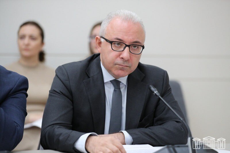 Заместитель министра иностранных дел Армении Мнацакан Сафарян в парламенте Аштарака
