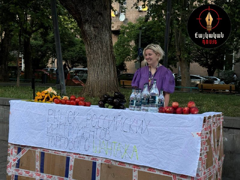 Инсталляция на Вернисаже в Ереване: прилавок с помидорами, баклажанами, цветами и бутылками Джермука, плакаты с ироничными