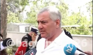 Кандидат на выборах в Аштараке, Арагацотн, отвечает на вопрос журналиста