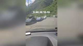 Поток машин и людей на КПП Верхний Ларс после выборов в Армении