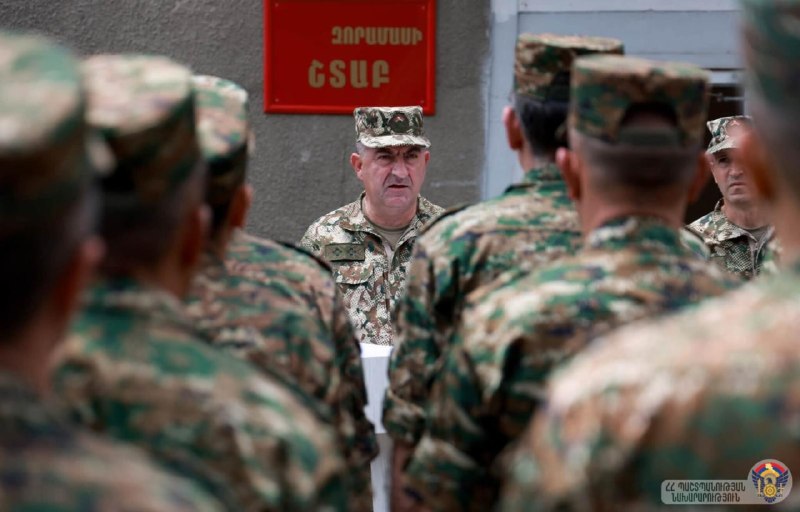 Эдуард Асрян и новый командир спецсоединения Гарегин Погосян в Аштараке