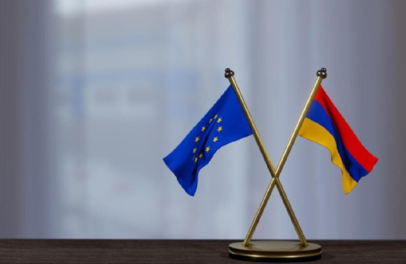 Флаг Евросоюза и Армении на фоне экономических графиков, символизирующих финансовую помощь