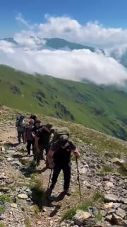 Никол Пашинян на вершине горы Хуступ, панорама гор