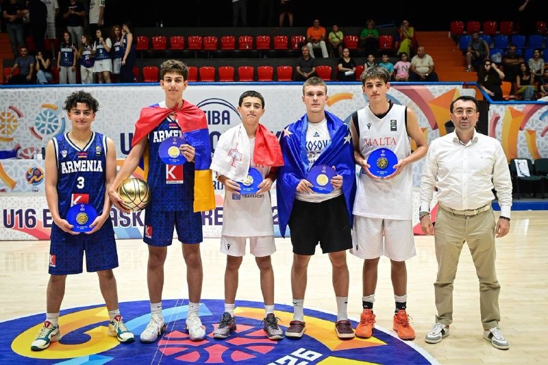 Юные баскетболисты сборной Армении на паркете во время матча чемпионата Европы