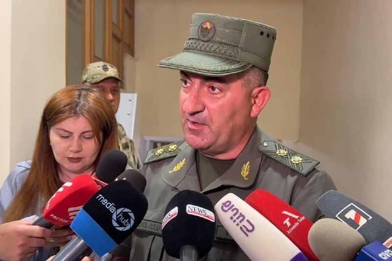 Эдвард Асрян, начальник Главного штаба ВС Армении, выступает в парламенте