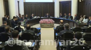 Заседание правительства Армении, министр экономики Геворг Папоян и премьер-министр Никол Пашинян обсуждают субсидии