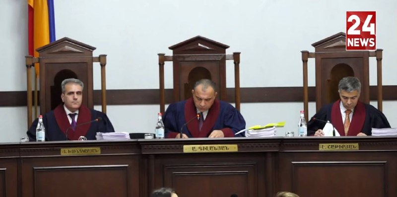 Здание Конституционного суда Армении в Ереване, флаг РА