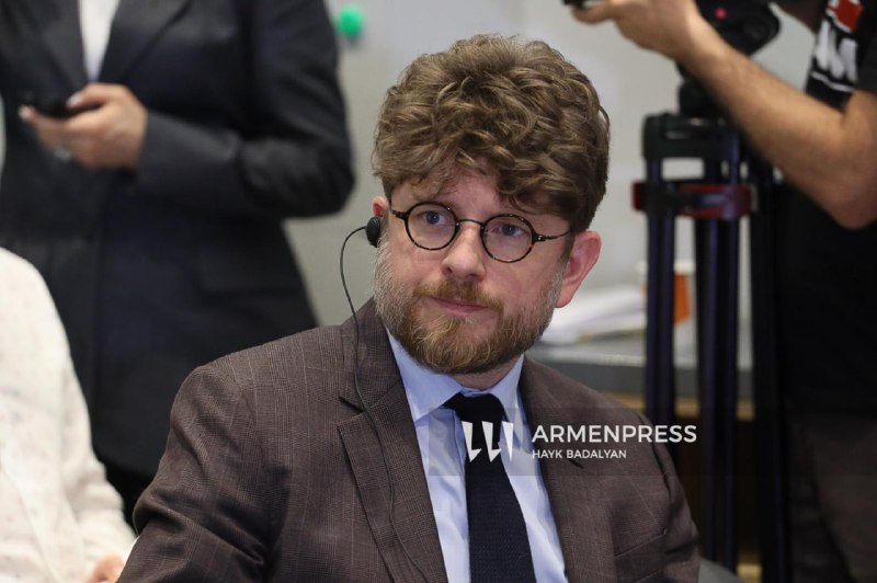 Посол Франции Оливье Декотиньи выступает перед аудиторией в Аштараке, Арагацотн, обсуждая экономическое сотрудничество.