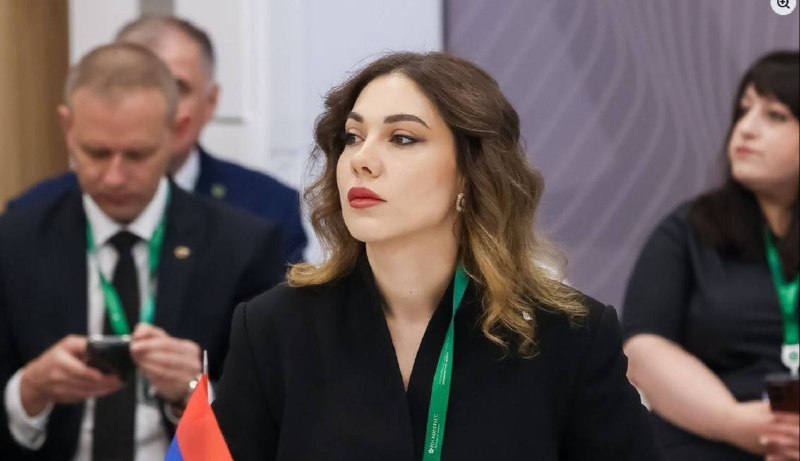 Министр юстиции Армении Србуи Галян на фоне флага, Аштарак