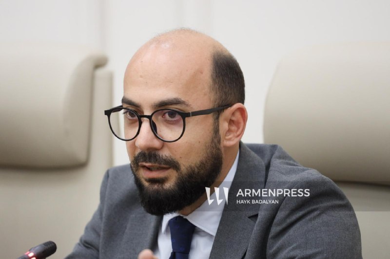 Артур Ованнисян на брифинге в парламенте Армении