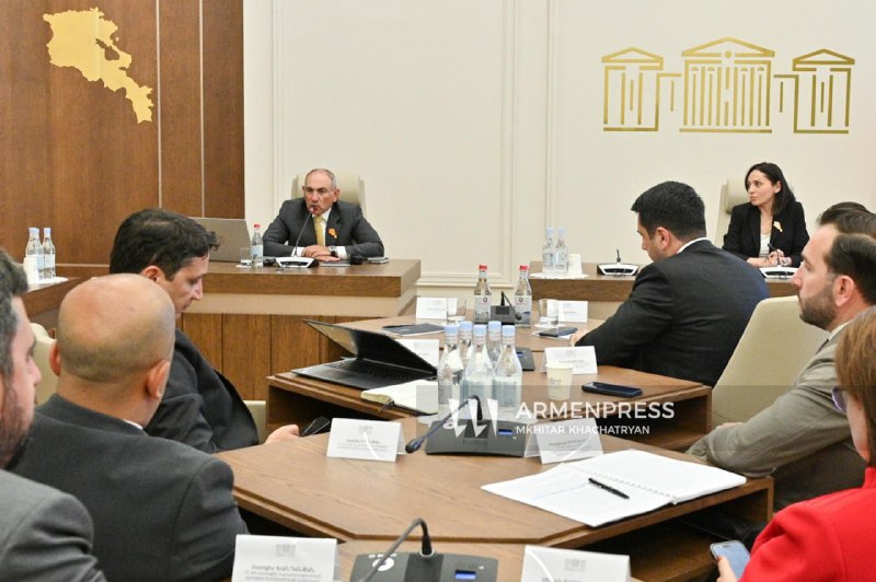 Никол Пашинян выступает в парламенте Армении, обсуждая мирное соглашение и проект TRIPP