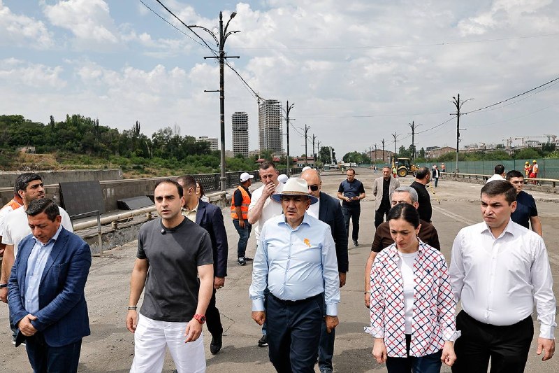 Премьер-министр Армении на мосту Киевян в Ереване