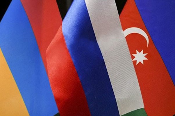 Михаил Галузин, заместитель министра иностранных дел России, выступает с заявлением о мирном договоре в Аштараке.