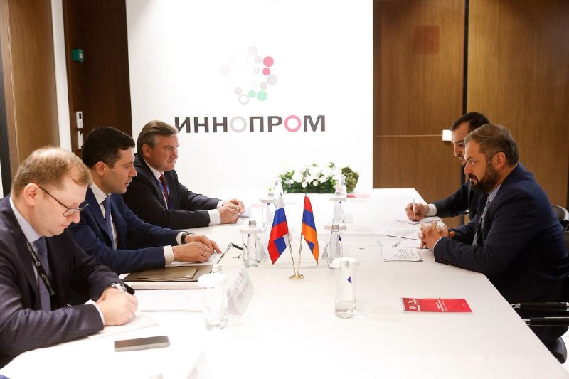 Встреча министра экономики Армении Геворга Папояна с главой Минпромторга РФ Антоном Алихановым
