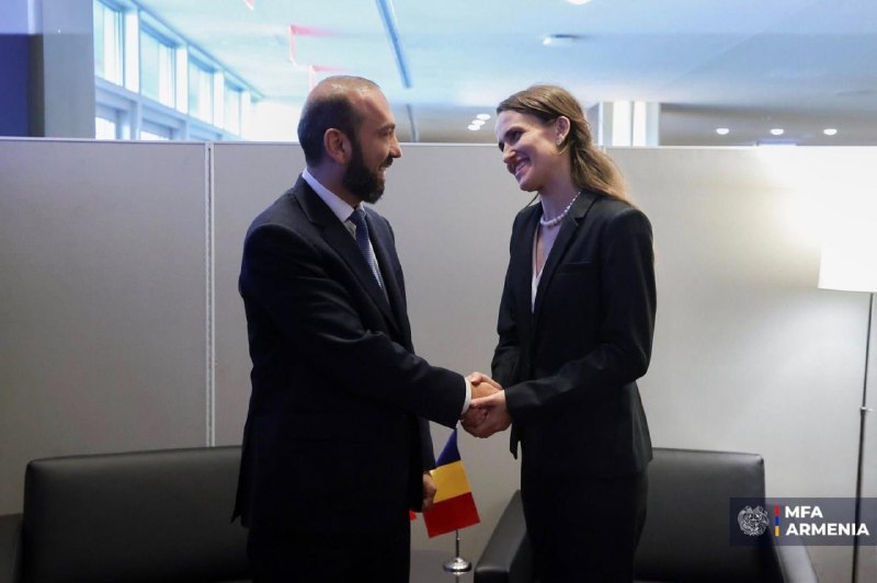 Здание МИД Румынии в Бухаресте, флаг Румынии и Армении на фоне парламентских выборов в Армении