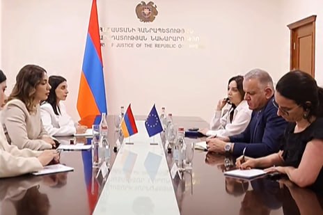 Министр юстиции Армении Србуи Галян и глава делегации ЕС Василис Марагос на встрече в Аштараке