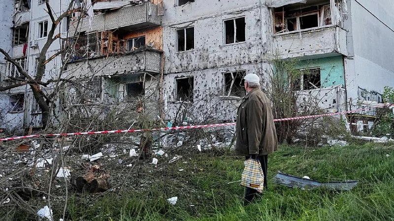 Разрушенный многоквартирный дом в Киеве после ночного обстрела