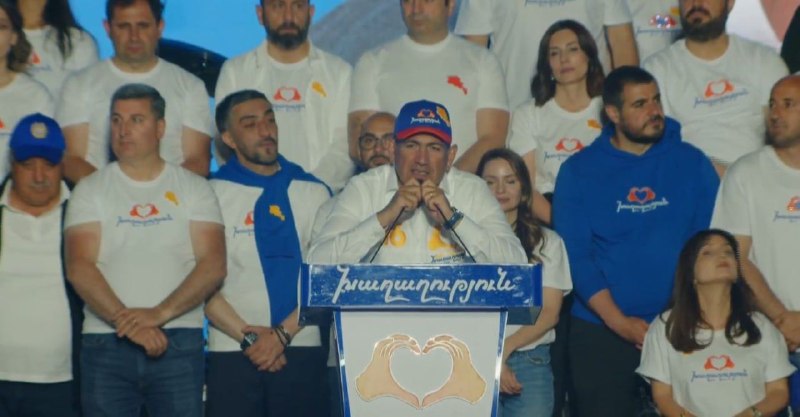 Никол Пашинян выступает с речью перед аудиторией, призывая репатриантов из России принять участие в выборах в Аштараке.