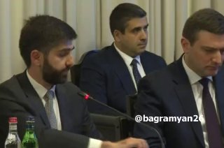 Премьер-министр Армении Никол Пашинян выступает на совещании о поддержке производителей роз в Аштараке