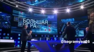 Александр Ионов в зеленом на фоне студии федерального канала