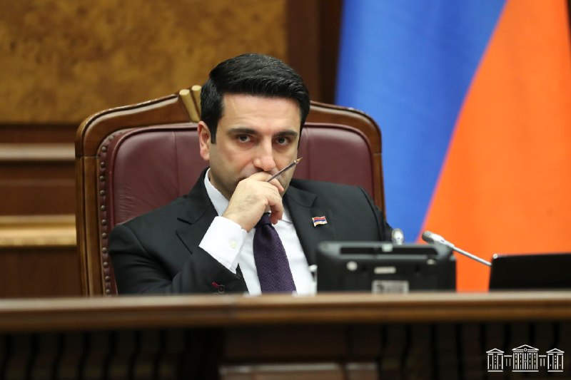 Ален Симонян выступает перед зданием ЦИК в Ереване