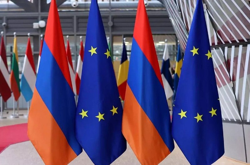 Здание ЕС в Брюсселе, флаги Евросоюза и Армении