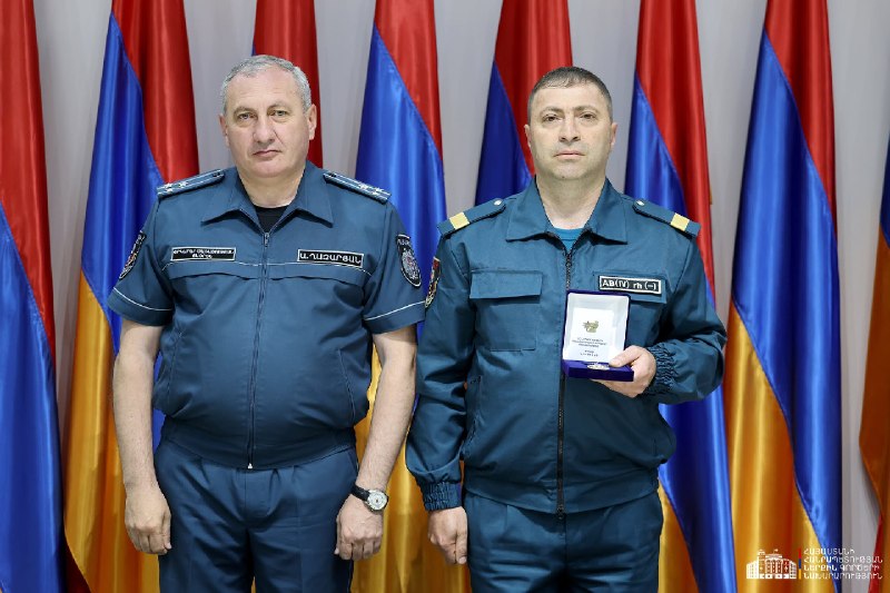 Директор Спасательной службы Арам Казарян вручает награду спасателю из Арагацотна на церемонии в Ереване