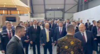 Встреча премьер-министра Армении Никола Пашиняна и председателя правительства России Михаила Мишустина на выставке