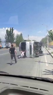 Перевернутый автобус в Аштараке после ДТП с детьми из лагеря «Телак»